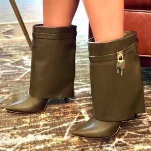🔥New🔥 Britney Pull On Boots. Olive